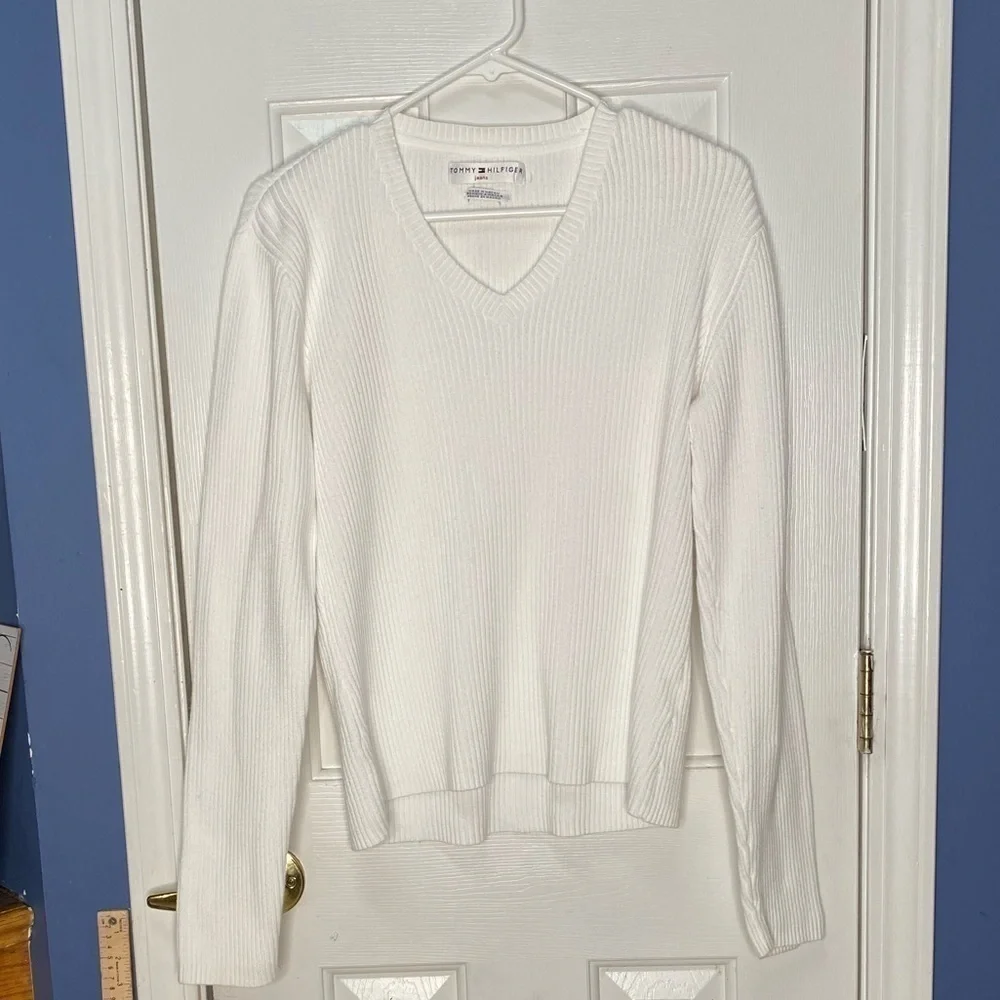 Tommy Hilfiger Women’s v neck sweater size large